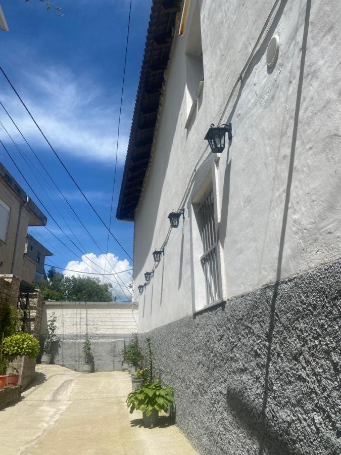 Yuri Guest House Gjirokaster Bagian luar foto