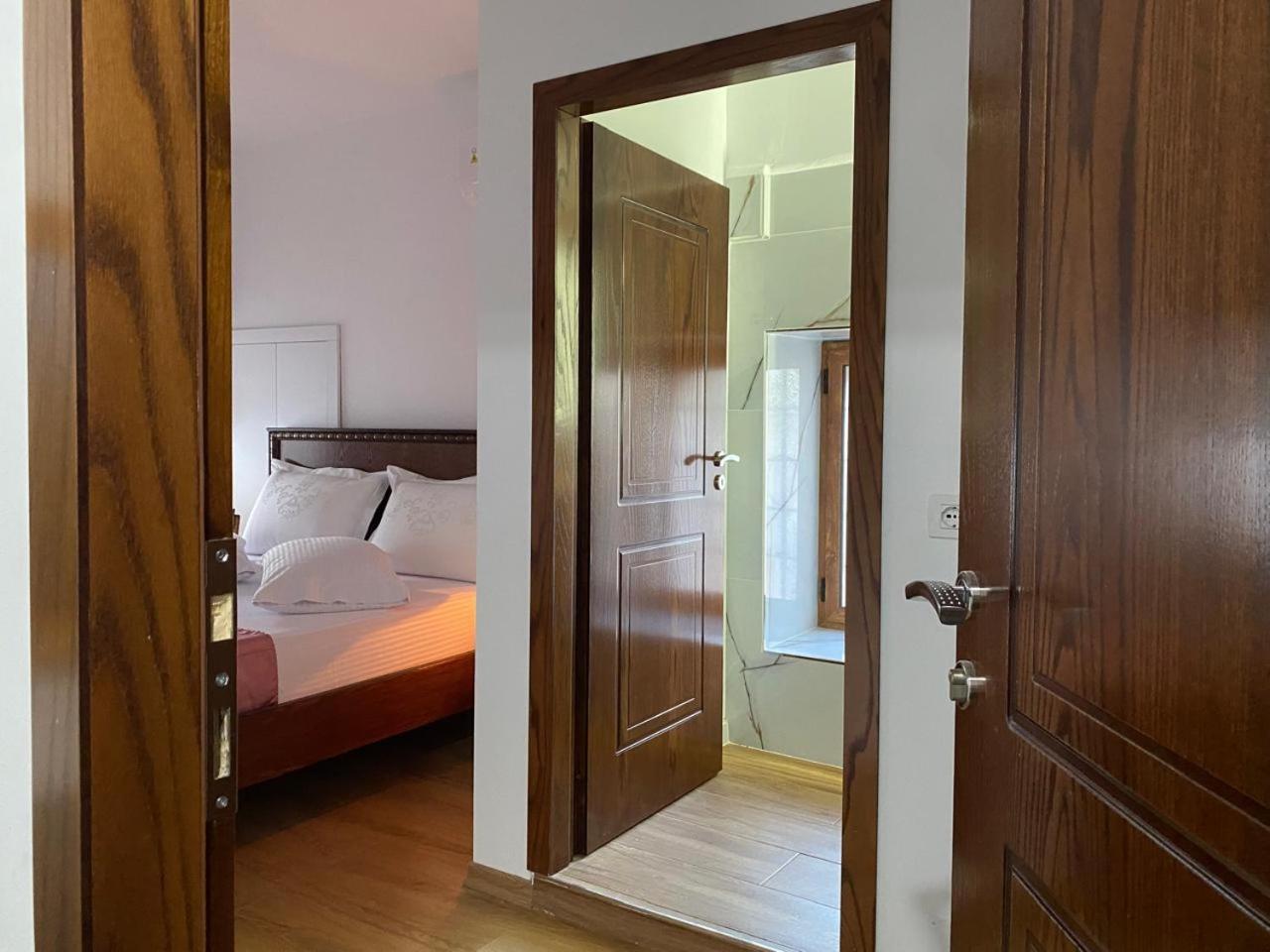 Yuri Guest House Gjirokaster Bagian luar foto