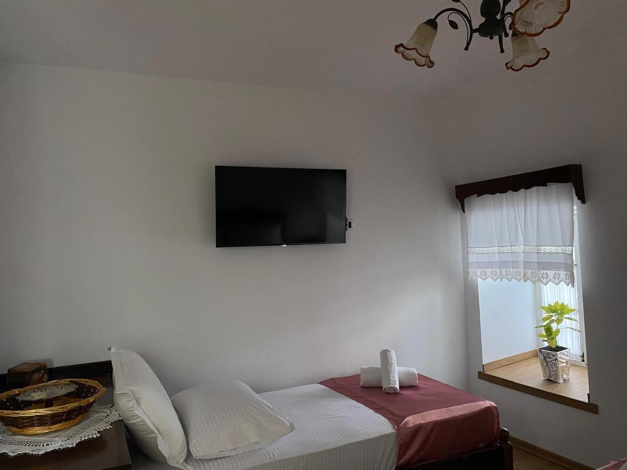 Yuri Guest House Gjirokaster Bagian luar foto