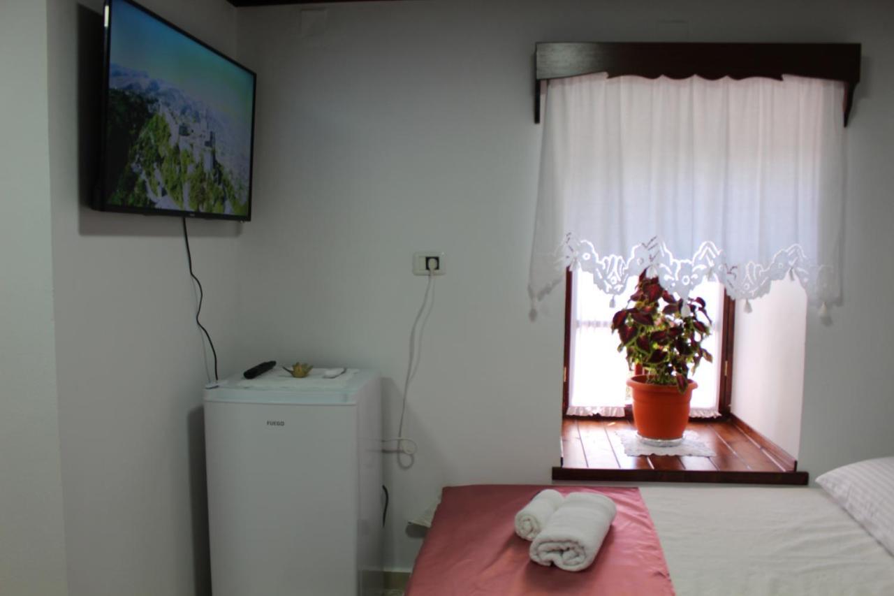 Yuri Guest House Gjirokaster Bagian luar foto